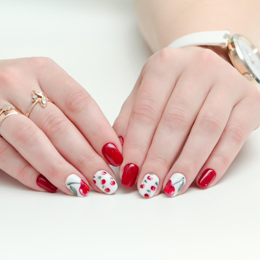 Pięć wzorów na paznokcie, które latem 2024 nie mają konkurencji. Na liście nie ma kwiatków